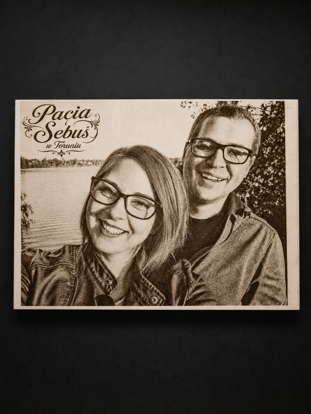 Fotograficzny grawer pary na drewnie